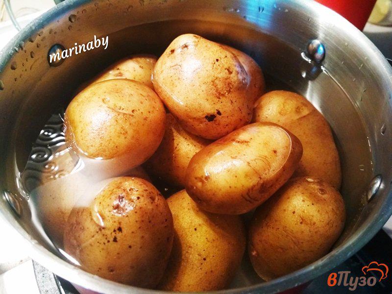 Фото приготовление рецепта: Запеченный картофель с колбасами и итальянскими травами шаг №1