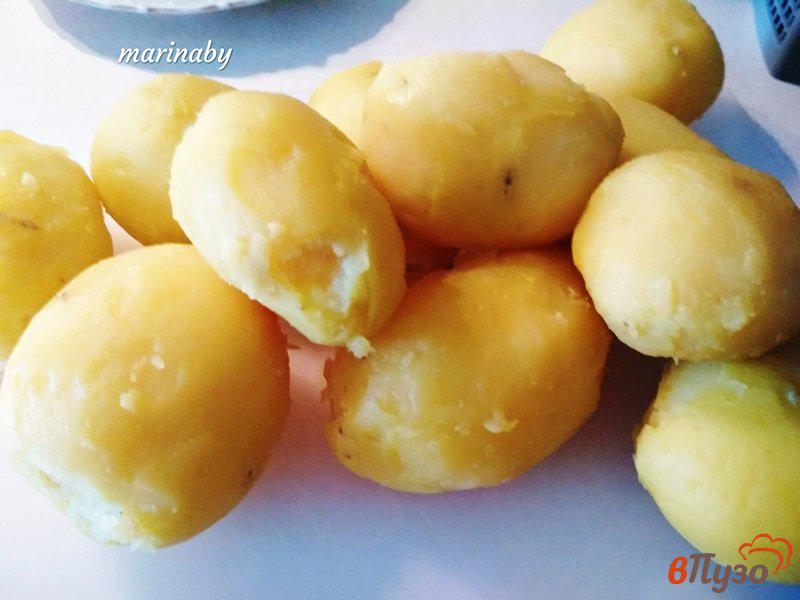 Фото приготовление рецепта: Запеченный картофель с колбасами и итальянскими травами шаг №2