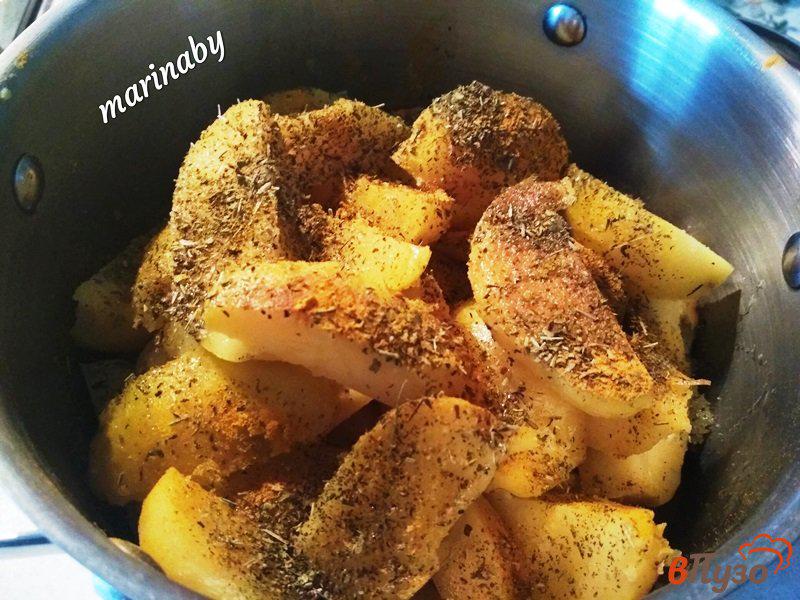Фото приготовление рецепта: Запеченный картофель с колбасами и итальянскими травами шаг №3
