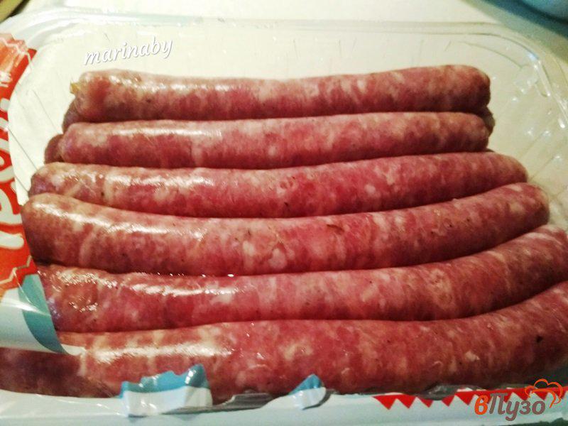 Фото приготовление рецепта: Запеченный картофель с колбасами и итальянскими травами шаг №4