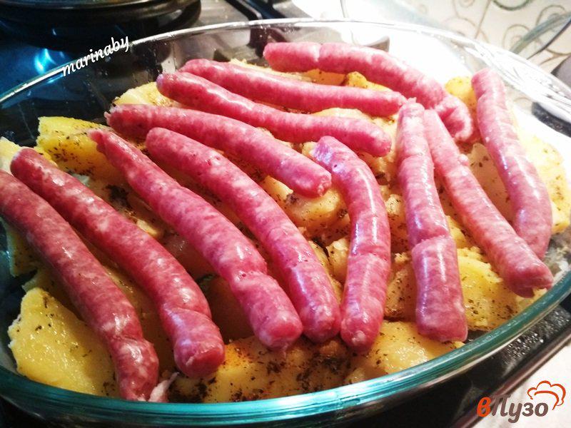 Фото приготовление рецепта: Запеченный картофель с колбасами и итальянскими травами шаг №5