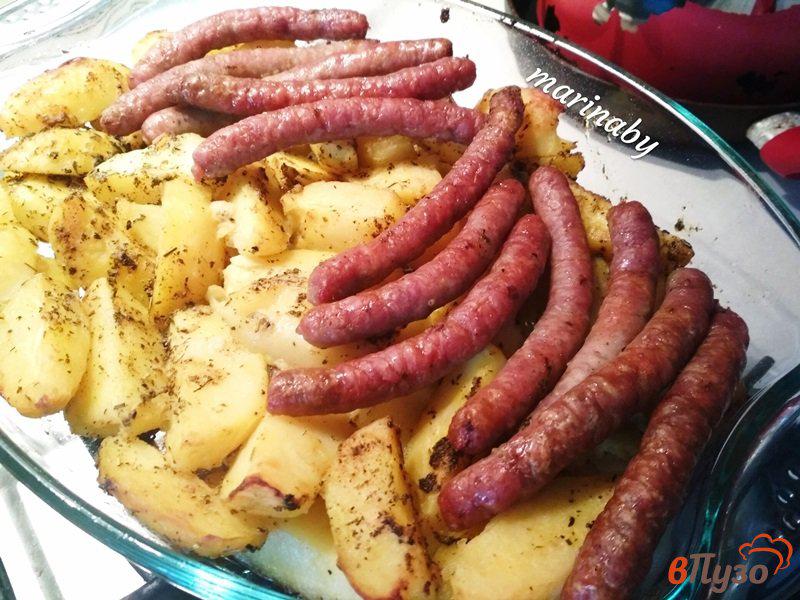 Фото приготовление рецепта: Запеченный картофель с колбасами и итальянскими травами шаг №6