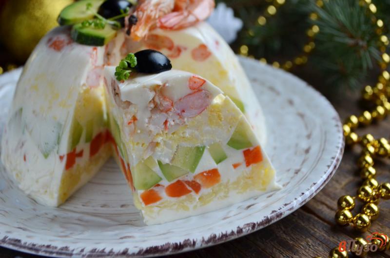 Фото приготовление рецепта: Салат «Праздничный» с авокадо и креветками шаг №12