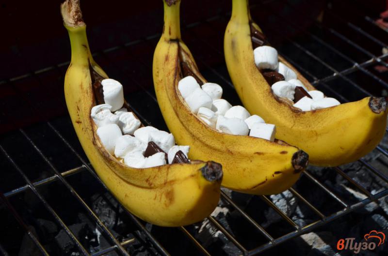 Фото приготовление рецепта: Бананы на мангале шаг №3