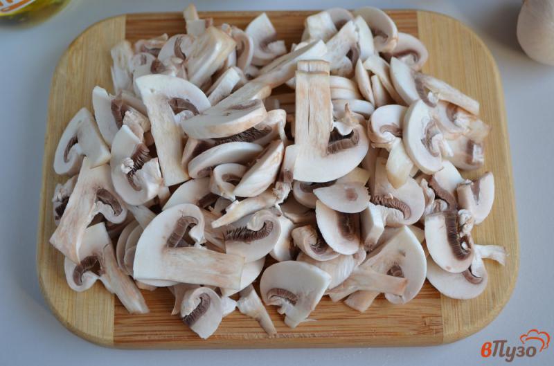 Фото приготовление рецепта: Картофель с грибами и чесноком в духовке шаг №2