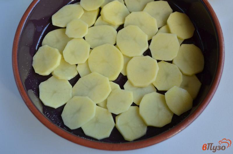 Фото приготовление рецепта: Картофель с грибами и чесноком в духовке шаг №4