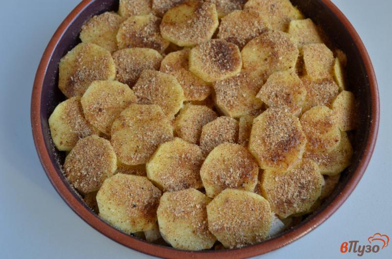 Фото приготовление рецепта: Картофель с грибами и чесноком в духовке шаг №6