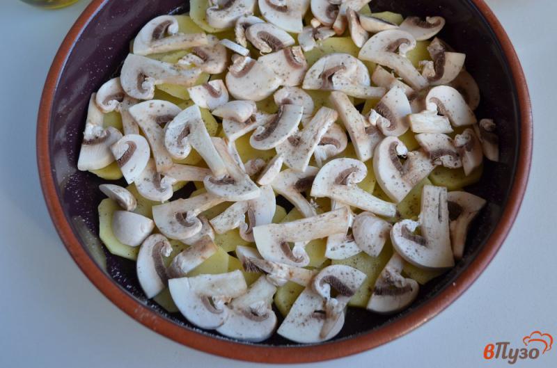 Фото приготовление рецепта: Картофель с грибами и чесноком в духовке шаг №5