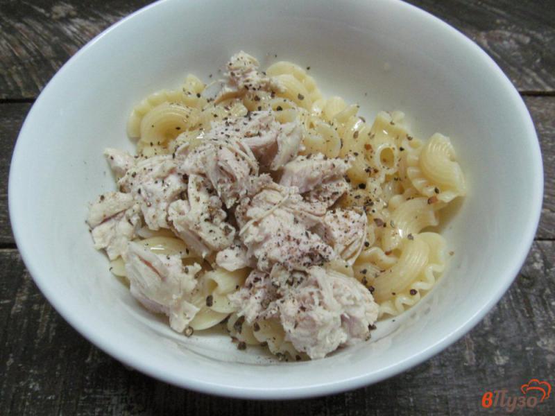 Фото приготовление рецепта: Теплый салат с макаронами и курицей шаг №3
