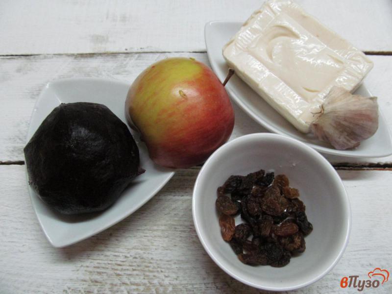 Фото приготовление рецепта: Салат из свеклы с изюмом и яблоком шаг №1
