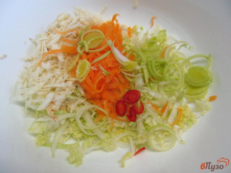 Фото приготовление рецепта: Салат из пекинской капусты с мандарином и сельдереем шаг №4