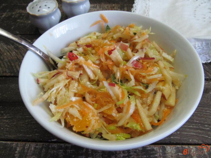 Фото приготовление рецепта: Салат из пекинской капусты с мандарином и сельдереем шаг №8