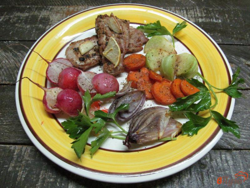 Фото приготовление рецепта: Свиная вырезка запеченная с овощами шаг №7