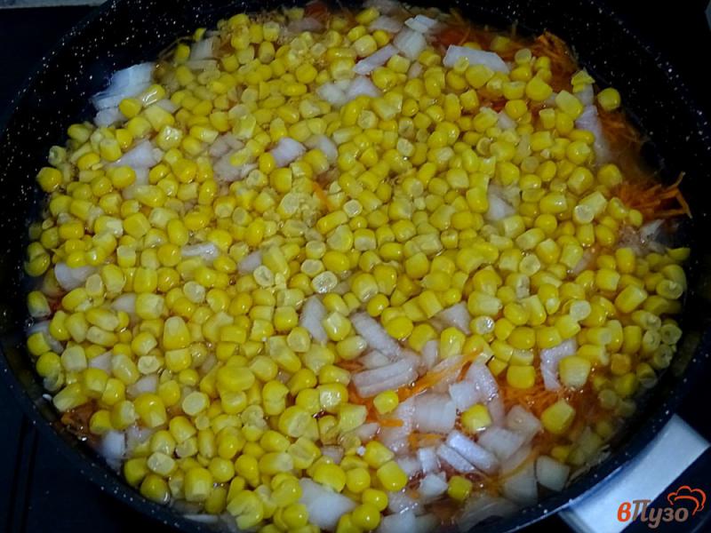 Фото приготовление рецепта: Рис с кукурузой и перцем шаг №8