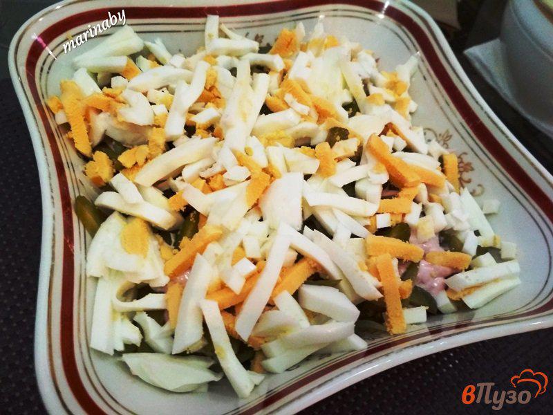 Фото приготовление рецепта: Слоеный салат из говяжьего, копченого языка шаг №10