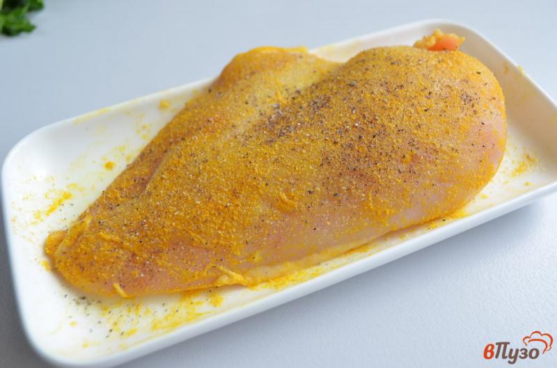 Фото приготовление рецепта: Куриное филе под соусом шаг №2