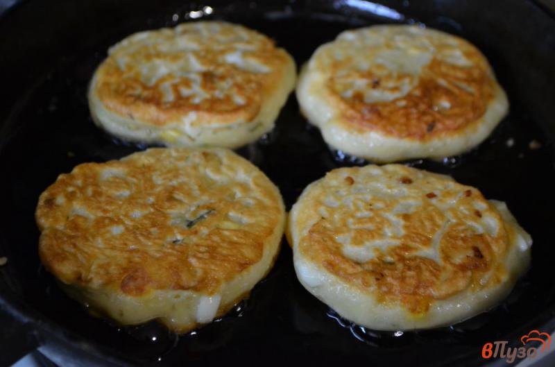 Фото приготовление рецепта: Ленивые пирожки с зеленью и яйцом шаг №7
