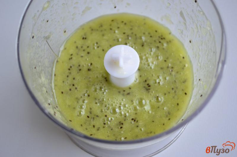 Фото приготовление рецепта: Суп из киви и клубники шаг №3