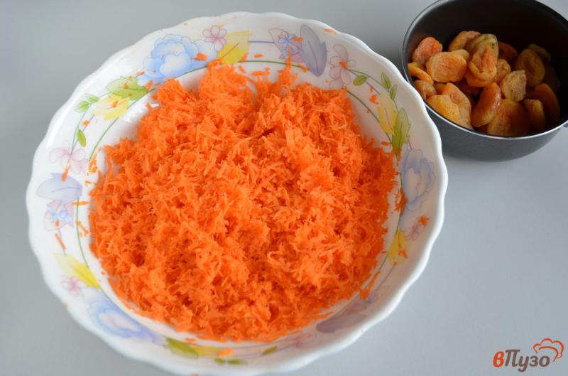 Фото приготовление рецепта: Морковный десерт с курагой шаг №2