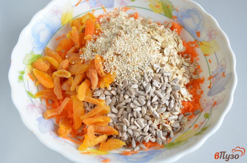 Фото приготовление рецепта: Морковный десерт с курагой шаг №3
