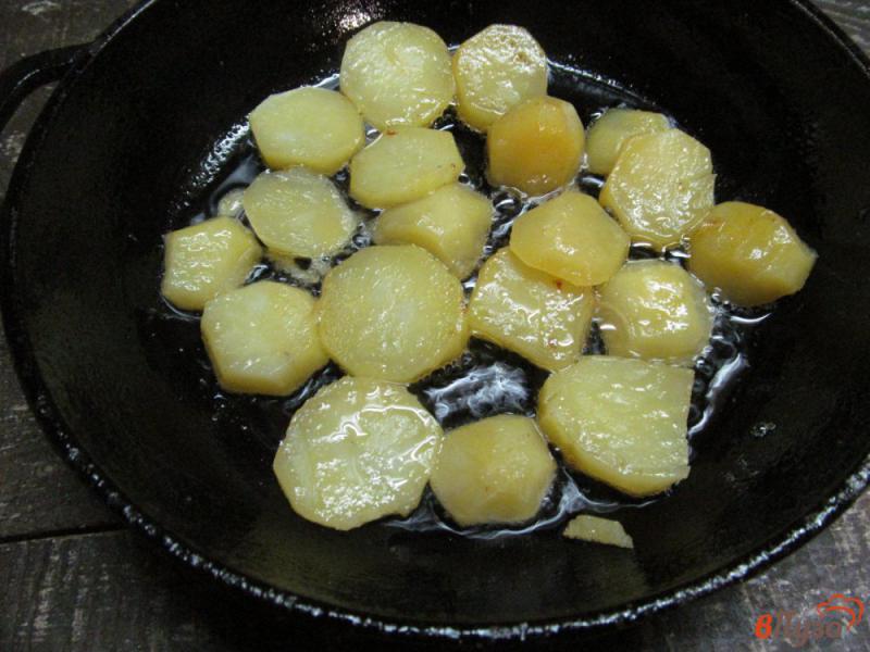 Фото приготовление рецепта: Картофельный салат с беконом и грибами шаг №3