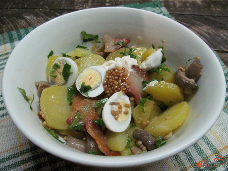 Фото приготовление рецепта: Картофельный салат с беконом и грибами шаг №5
