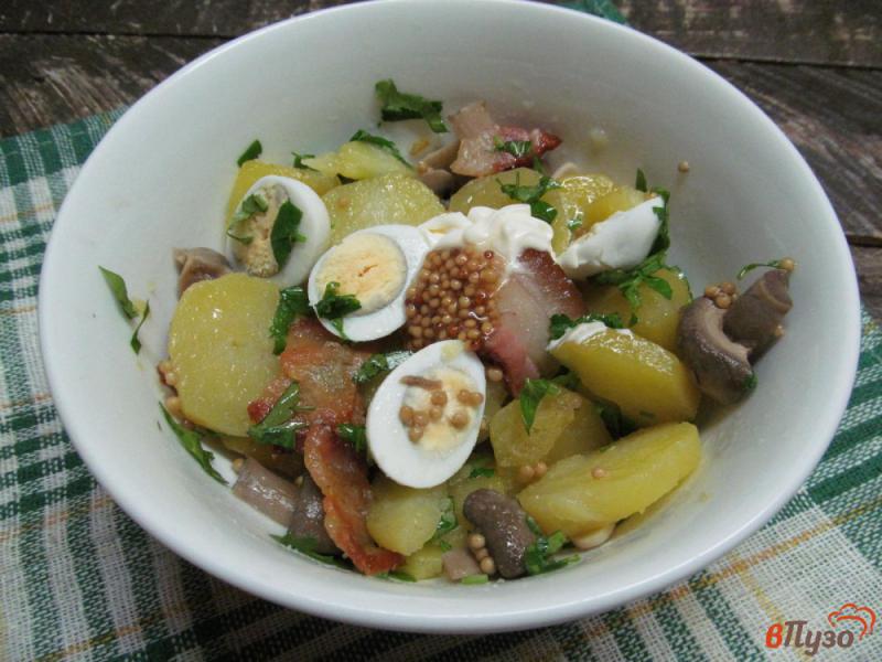Фото приготовление рецепта: Картофельный салат с беконом и грибами шаг №6