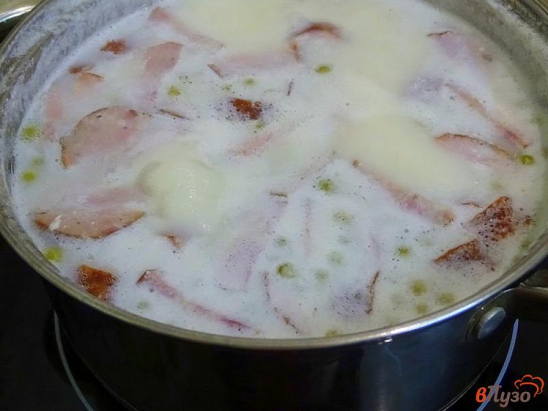 Фото приготовление рецепта: Суп с копчёной колбасой и плавленым сыром шаг №7