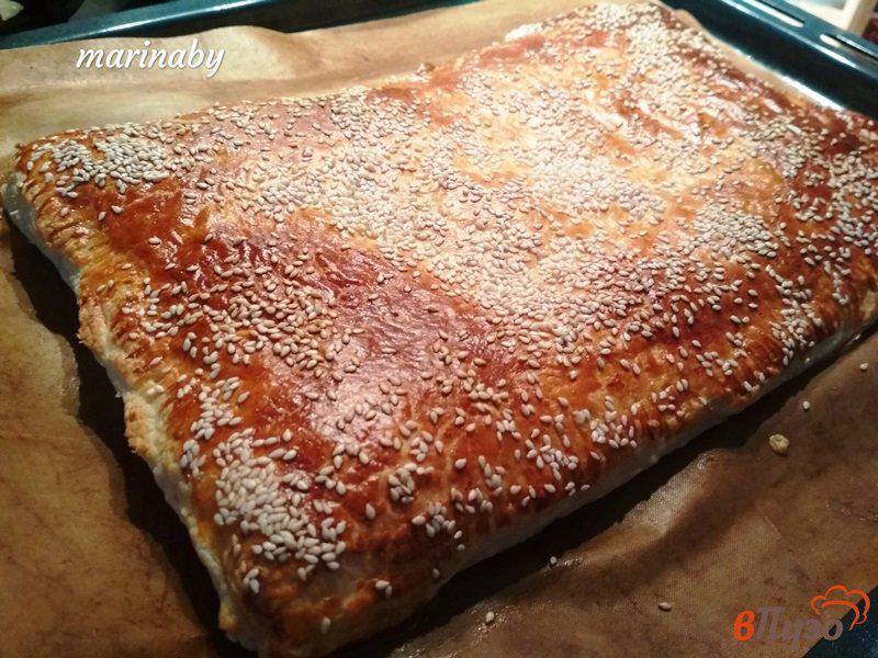 Фото приготовление рецепта: Слоеный пирог с сыром шаг №5
