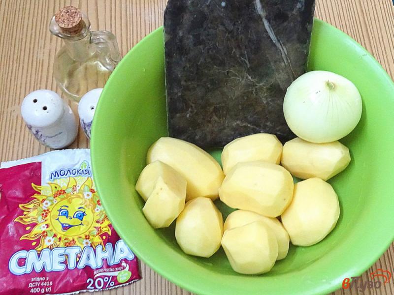 Фото приготовление рецепта: Картошка тушёная с морожеными лесными грибами и сметаной шаг №1