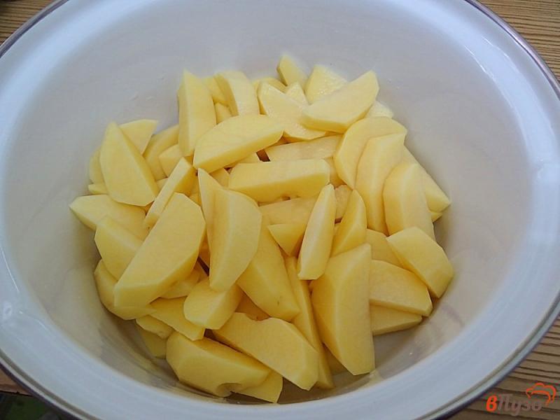 Фото приготовление рецепта: Картошка тушёная с морожеными лесными грибами и сметаной шаг №3