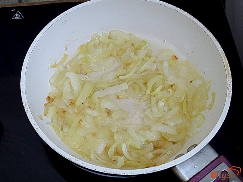 Фото приготовление рецепта: Картошка тушёная с морожеными лесными грибами и сметаной шаг №4
