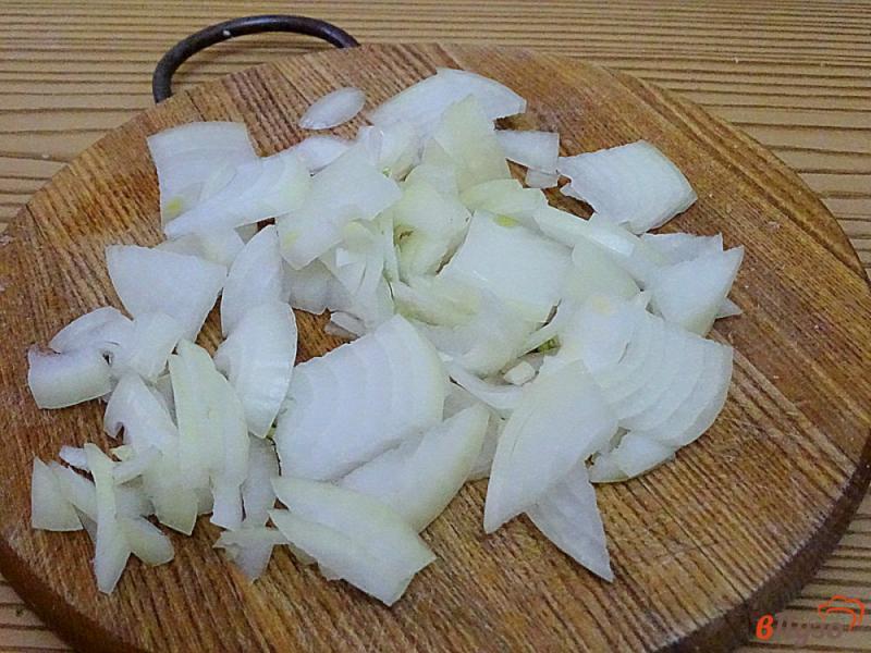 Фото приготовление рецепта: Картошка тушёная с морожеными лесными грибами и сметаной шаг №2