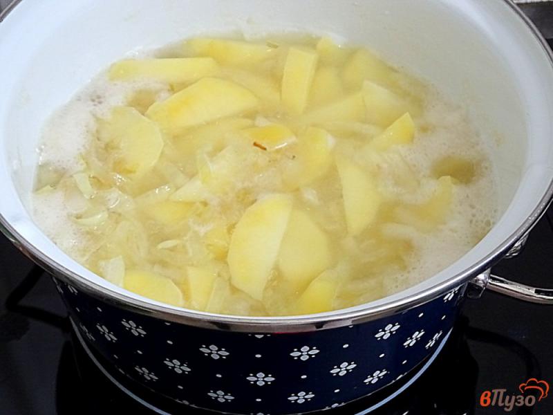Фото приготовление рецепта: Картошка тушёная с морожеными лесными грибами и сметаной шаг №5