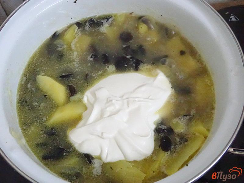 Фото приготовление рецепта: Картошка тушёная с морожеными лесными грибами и сметаной шаг №6