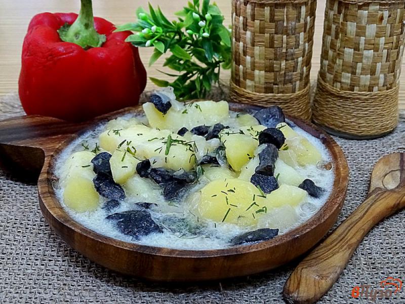 Фото приготовление рецепта: Картошка тушёная с морожеными лесными грибами и сметаной шаг №8
