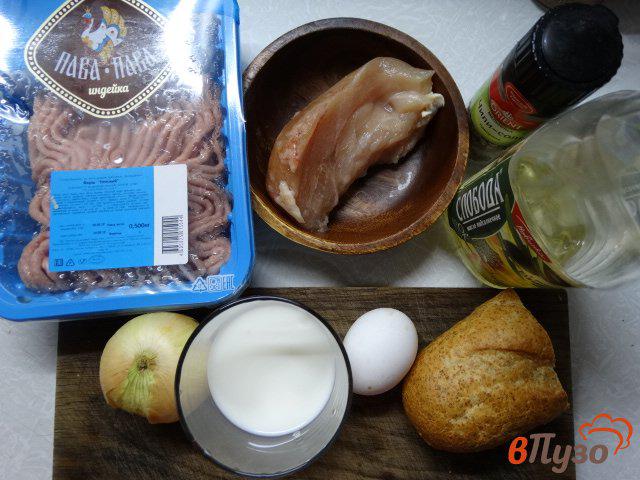 Фото приготовление рецепта: Фрикадельки из курицы и индейки шаг №1