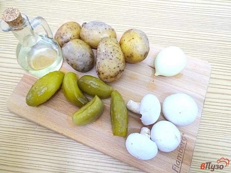 Фото приготовление рецепта: Салат из солёных огурцов, грибов и картофеля шаг №1