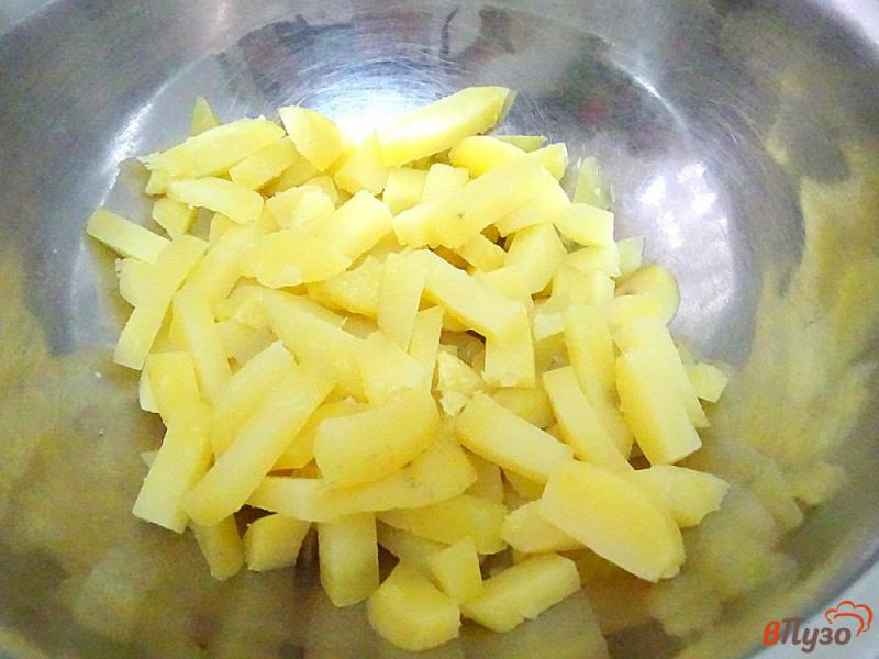 Фото приготовление рецепта: Салат из солёных огурцов, грибов и картофеля шаг №4