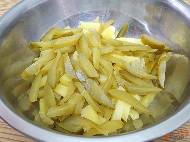 Фото приготовление рецепта: Салат из солёных огурцов, грибов и картофеля шаг №6
