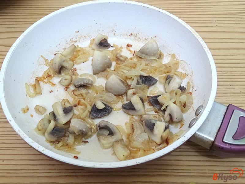 Фото приготовление рецепта: Салат из солёных огурцов, грибов и картофеля шаг №5