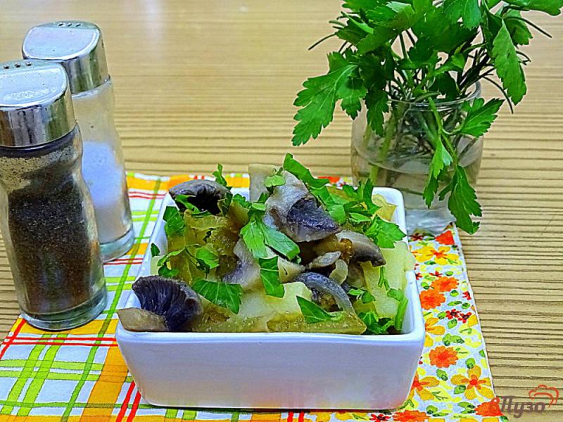 Фото приготовление рецепта: Салат из солёных огурцов, грибов и картофеля шаг №8