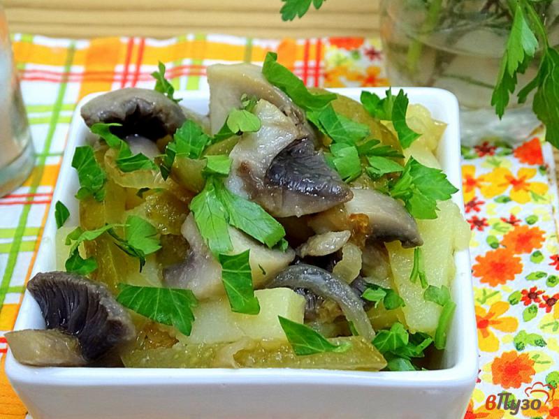 Фото приготовление рецепта: Салат из солёных огурцов, грибов и картофеля шаг №7