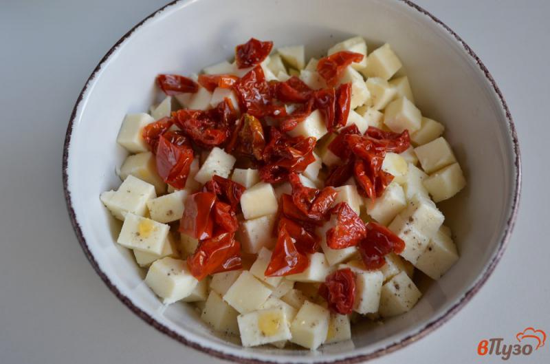 Фото приготовление рецепта: Улиточки с сыром и вялеными томатами шаг №7