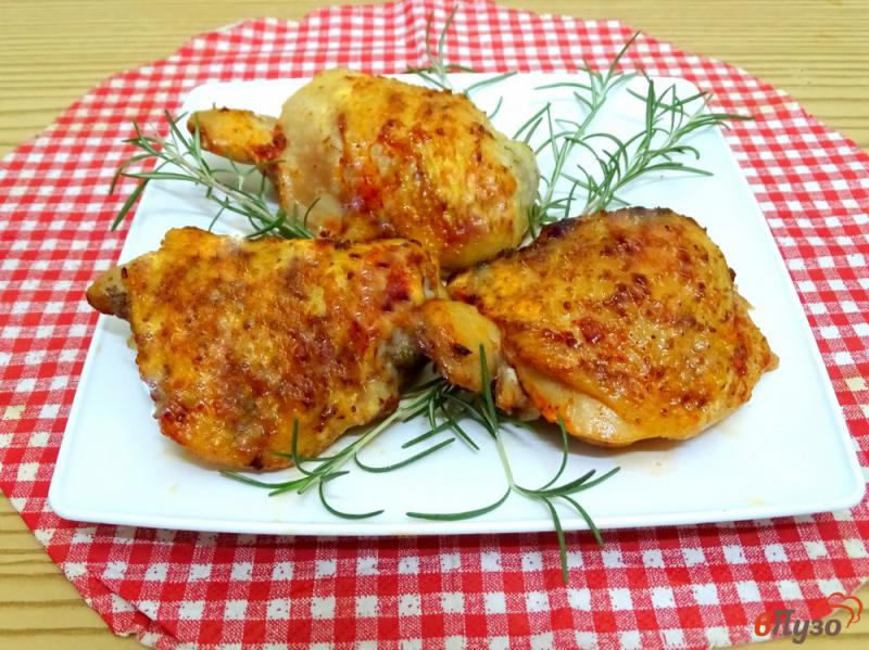 Фото приготовление рецепта: Куриные бёдра запеченные в духовке шаг №7