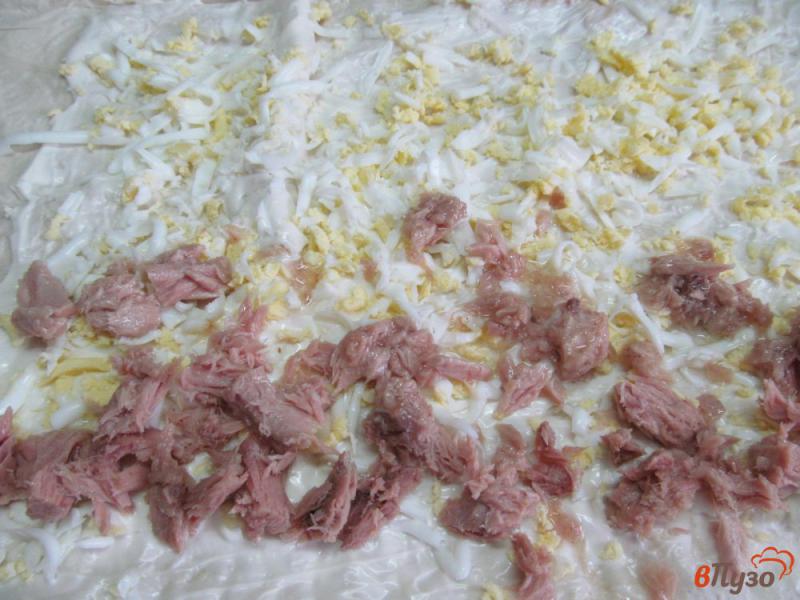 Фото приготовление рецепта: Фаршированный лаваш тунцом и солеными огурцами шаг №2