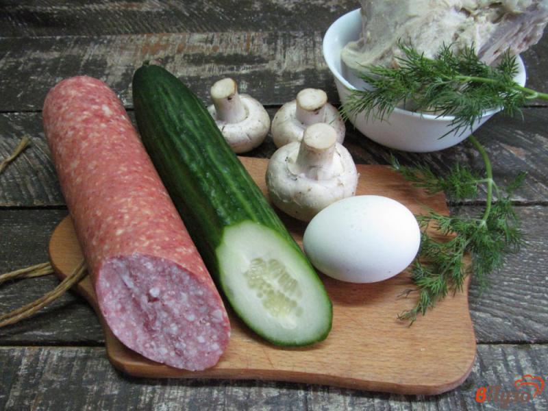 Фото приготовление рецепта: Салат с курицей и колбасой шаг №1