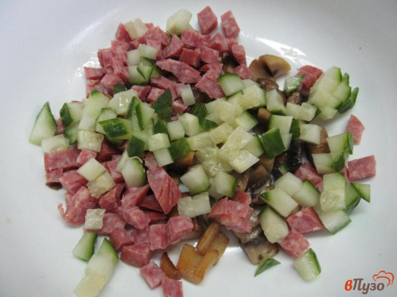 Фото приготовление рецепта: Салат с курицей и колбасой шаг №5