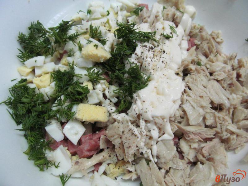 Фото приготовление рецепта: Салат с курицей и колбасой шаг №7