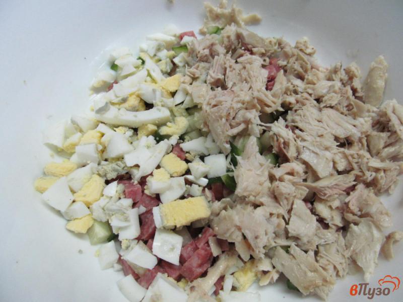 Фото приготовление рецепта: Салат с курицей и колбасой шаг №6